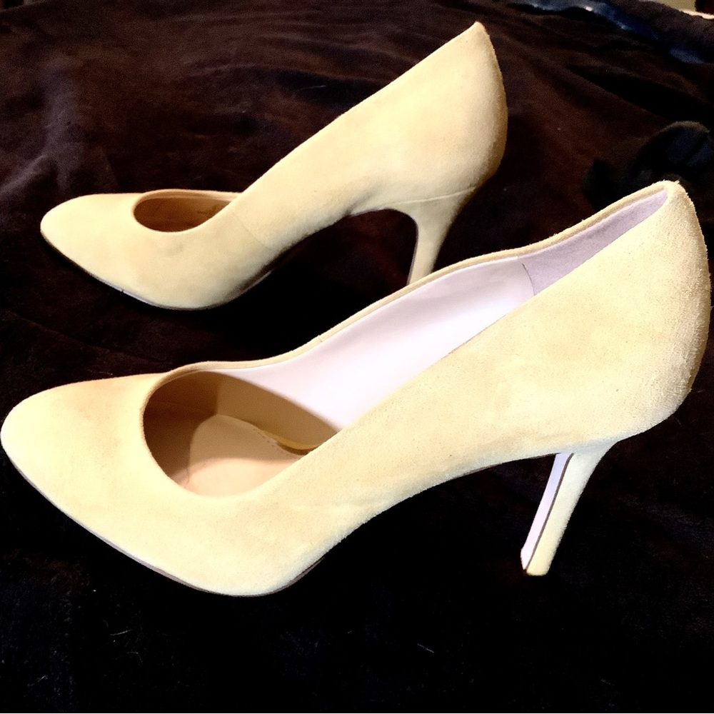 Jessica Simpson, Pastel yellow suede pumps with 4” heel. Sz 9 1/2